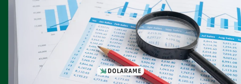 Lupa e lápis em cima de papel com painel de ganhos de empresa para indicar maiores etfs